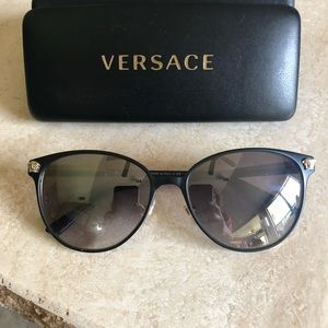 Like new. Bought at Sunglass Hut. Worn once.